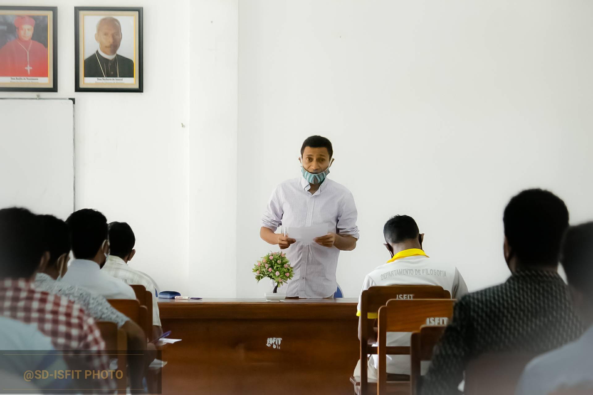 DECANO DA FACULDADE DE FILOSOFIA HASORU MALU HO ESTUDANTE IV ANO DE FILOSOFIA