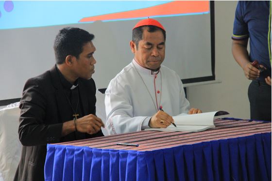 REITOR ISFIT PARTICIPA IHA CERIMÓNIA LANCAMENTO LIVRO MANUAL ALUNO EDUCAÇÃO MORAL NO RELIGIÃO CATÓLICA