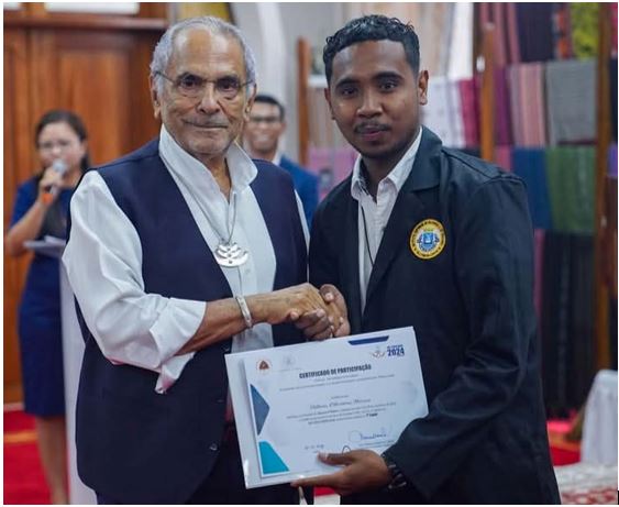 ESTUDANTE DILSON E FLÁVIO RECEBEM O PRÉMIO DO VENCEDOR NA ATIVIDADE DE DISCURSO PÚBLICO