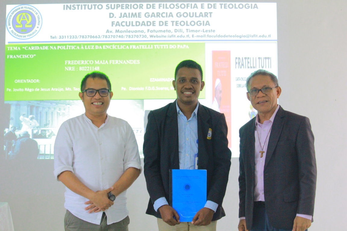 OS ESTUDANTES FINALISTAS DO PRIMEIRO GRUPO TERMINAM O EXAME DE MONOGRAFIA