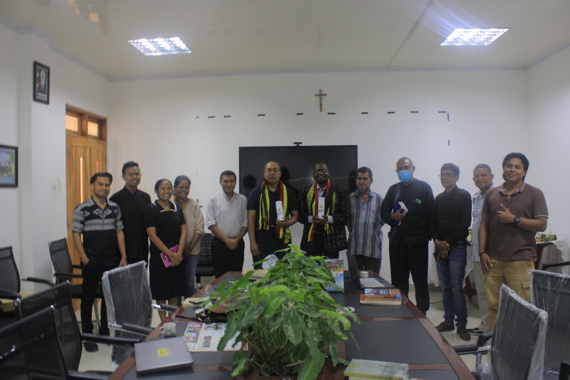 ISFIT RECEIVES VISIT FROM WRITER AND UNWIRA DELEGATE