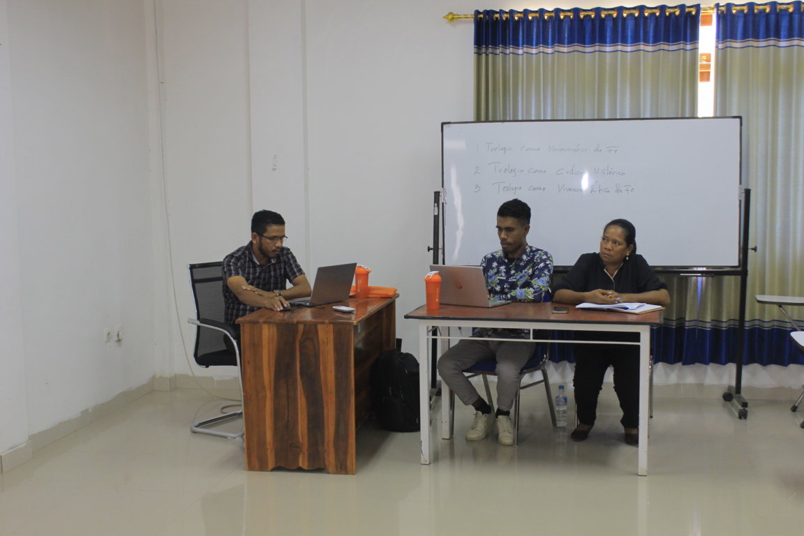 ESTAGIÁRIOS PARTILHAM RESULTADOS DO ESTÁGIO NA UNIKA ATMA JAYA COM EQUIPA DO ISFIT