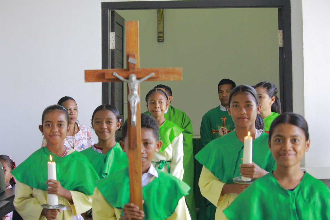 INTERNATIONAL RESEARCH STUDENTS ATTEND MASS AND MEETINGS IN ATAPUPU
